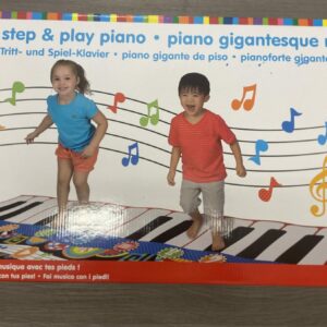 Piano gigantesque marche et joue