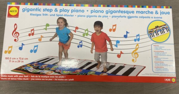 Piano gigantesque marche et joue