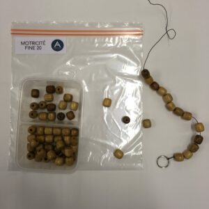 J'enfile les billes de bois