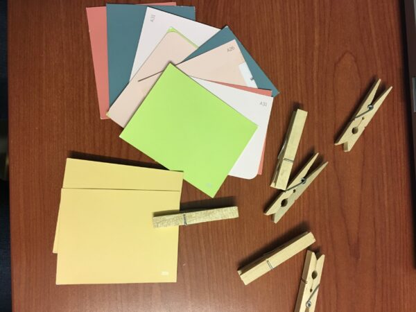 Les épingles colorées