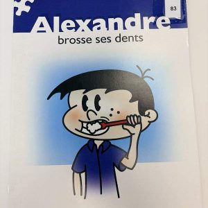 Alexandre brosse ses dents