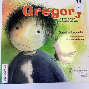 Gregory le petit garçon tout habillé de gris